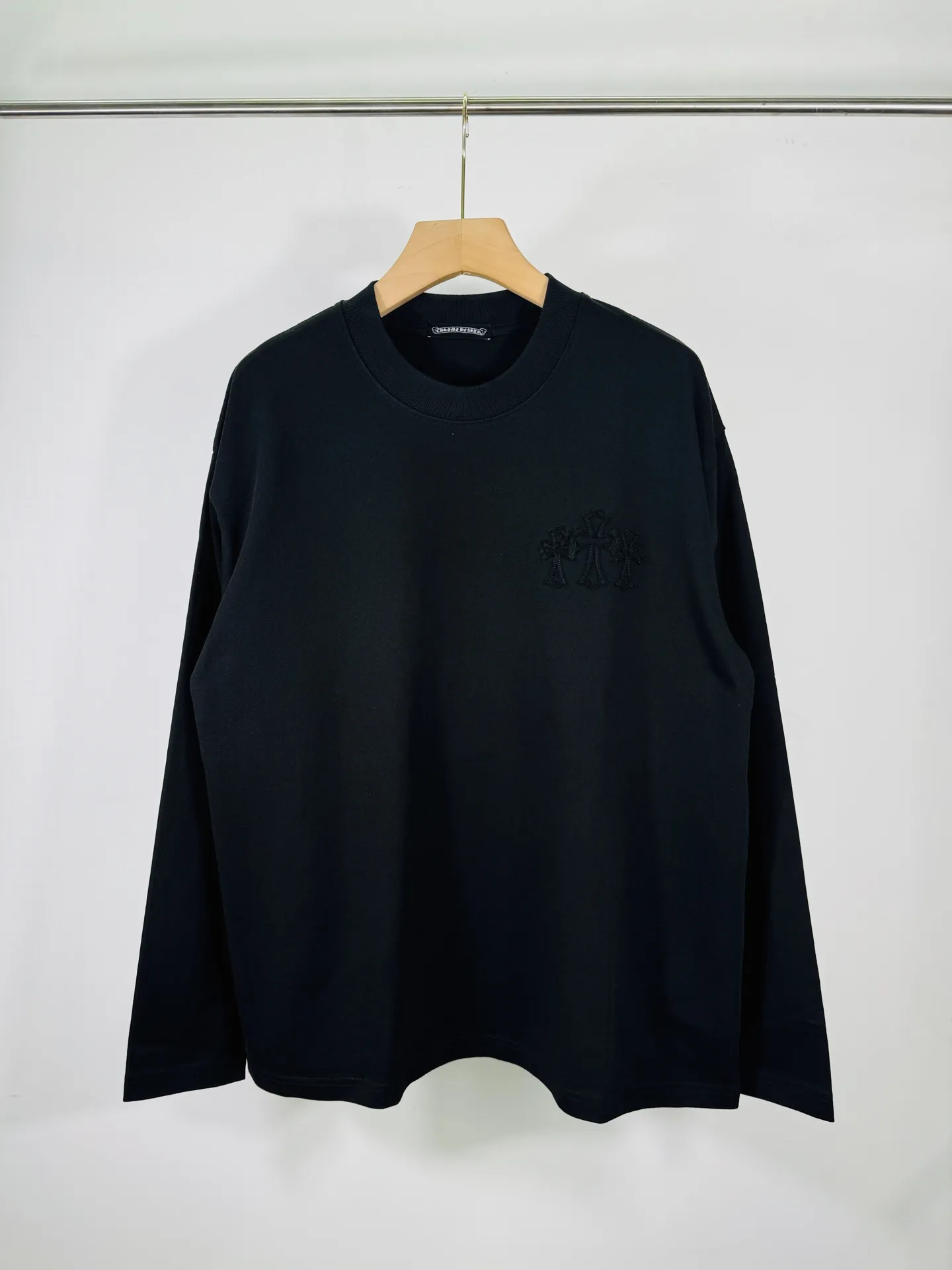 P280 top version, real shot without P, ​​different from market currency) 𝗖𝗵𝗿𝗼𝗺𝗲 𝗛𝗲𝗮𝗿𝘁𝘀/Cro Heart 2025 Autumn and Winter Horseshoe Cross Appliqué Embroidered Couple Casual Long Sleeve 👑The highest version! Customized fabric 320g fabric! Horseshoe cross patch is a best-selling model at the counter and is very comfortable to wear. Accessories: original molded and authenticated collar label➕100% silk wash label. Genuine purchase-grade original hangtag➕matching hanging rope➕3D hanging beads➕original packaging bag. Craftsmanship: The original version has consistent wiring! The highest version of the armhole matching technique! Color: Black White Size: S M L XL XXL